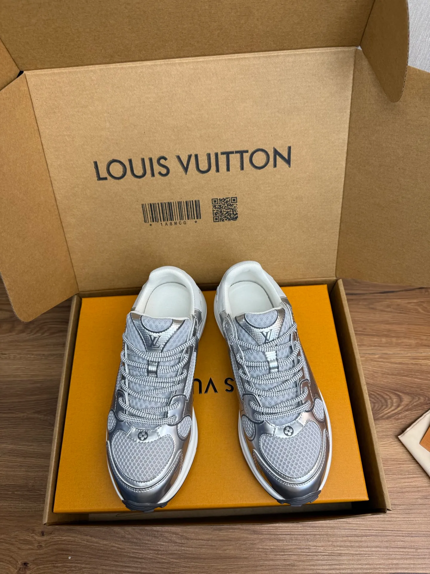 Men's shoes 💰600💰 🌈LV | Louis Vuitton 2025𝐬𝐬 🧡💚2025 spring and summer new style top version‼ ️The original version is the same. The counter specializes in the latest casual shoes. Hard goods are new🆕 🔥🔥🔥Top version: Couple model LV Louis Vuitton L House Donkey brand The latest Olympia series Couple model Silver Horn King Casual sneakers Running shoes This LV Olympia sneaker combines mesh fabric and metallic synthetic leather and other technical fabrics to reinterpret the classic running shoe design with a neat and simple design. Lightweight EVA outsole provides a stretchy fit. Rich details such as Monogram embossing and LV letters establish recognition. Exquisite packaging at the delivery counter 🛍📦 ▪️Fabrics: Original imported technical fabric + mesh ▪️Inner lining: Original customized breathable mesh ▪️Sole: Original molded rubber foam material ▪️Sole thickness: 3.5CM ▪️Size: 35--45 (customized for women 40 and men 45)